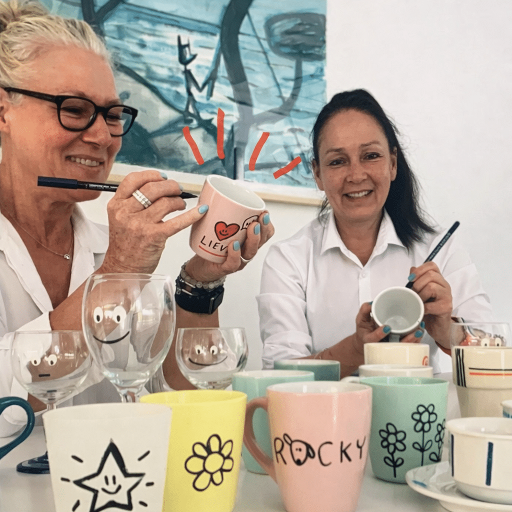 Deelnemers beschilderen hun eigen mok tijdens de creatieve workshop mok beschilderen bij Creadivas.